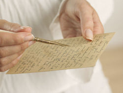 Женские руки держат письмо